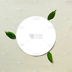 母亲节快乐,生日快乐,结婚作曲快乐.空白贺卡,邀请函和信封模型.矩形空白与新鲜的绿叶。平躺在地上，尽