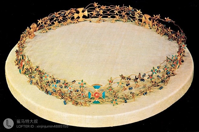 埃及公主肯梅特的王冠，由200片花瓣组成...