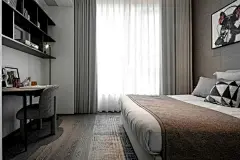 整体大地的中性色系为空间注入了一个专属的调性，透过材质肌理相互的交叠，大片丝柔百叶漫射的温和光线，直接传达场域里安定温暖的情绪