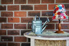 台灯和喷壶放在墙前