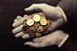 商务,金融,硬币,室内,手_10004805_HANDS HOLDING UK ONE POUND COINS_创意图片_Getty Images China