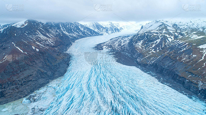 美丽的冰川流过冰岛的群山。鸟瞰图和俯视图。