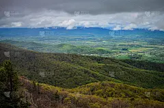 俯瞰下面的蓝岭山谷，沿着天际线在谢南多厄国家公园在春天的一天