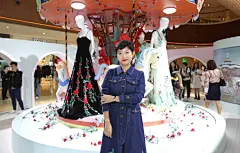筑梦秘境乐园！ : 2017年11月10日，COVEN GARDEN联手知名时尚插画师雷梦婷，于广州太古汇举办了首场唯美且梦幻的跨界限时展。在集时装设计与创意互动于一体的概念化空间，映入双眸的幻境花园奏响了圆舞曲前奏，一场时尚与艺术的炫丽碰撞由此展开。作为国内首位与CHANEL合作的插画艺术家，雷梦婷的作品风格独树一帜