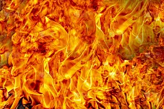 火焰燃烧着红色炽热的火花