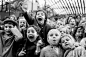 【http://huaban.com/sheji 摄影设计集】1963年，孩子们在巴黎观看木偶剧的瞬间，来自已故著名摄影师Alfred Eisenstaedt，他最为著名的作品是二次大战胜利，美国青年男女在街头拥吻的摄影作品。（黑白 老照片）

