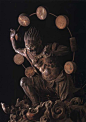 京都三十三間堂收藏著日本佛教造像藝術的巔峰之作。三十三間正式名稱為蓮華王院，南北長125米，因其大殿以柱相隔為三十三間，而通稱三十三間堂，為世界最長木結構建築之一。建造於1164年，堂中以一尊鐮倉十一面千手觀音坐像為中心，與眷屬二十八部眾立像、風神雷神像，同濟一堂。
