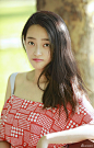 组图：王艺诺唯美写真曝光 飘逸淡妆自然清新 : 整体妆容清新自然搭配栗色碎发马尾，凸显王艺诺清新柔和的特质。