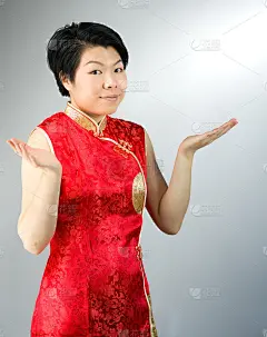 女模特有吸引力的女人在plein背景与复制空间