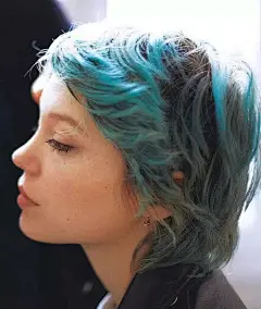 #戛纳星光# 2008年，首次担任女主角的Léa Seydoux，以《美丽的人》入围了凯撒电影奖最具潜力女演员，她将爱而求不得的茱妮演的让人潸然泪下。2013年，她一头蓝发凭借《阿黛尔的生活》中精湛的演技夺得了金棕榈奖。她也曾在《午夜巴黎》《圣罗兰传》等电影中塑造许多令人难忘的银幕形象。今年，她作为戛 ​​​​...展开全文c