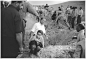 【哭泣的男孩】
2002  男孩抓住父亲的裤子，蹲坐在他父亲即将下葬的墓地旁边，周围是为亚美尼亚地震死难者挖掘坟墓的士兵和村民。(Eric Grigorian)