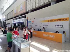 明天 MacWorld 就要开幕了，届时会给尾巴们带来各式各样的产品分享，敬请期待吧。PS：在鸣谢海报上尽是琳琅满目的各种品牌，尾巴们最想看哪个品牌厂商的展会？