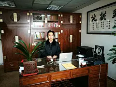 陈益峰、著名风水大师、风水五行学传人，擅长风水地理之术。