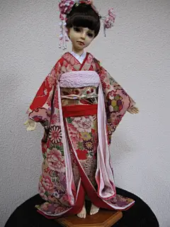 SD女の子　お振袖　着物 - ヤフオク! :  xctwx 　 　 　 　 　 　 ・・・ 上記の画像は フォトアップで掲載しました ・・・ 　 SD女の子　お振袖　着物 ご覧いただきありがとうございます。 長襦袢のない簡易式オリジナル創作着物です。本格的な仕立てではありません。長襦袢はありませんが見せかけの長襦袢のお袖を着物のお袖に縫い付けてあります。帯は、マジックテープ止めの差し込み式になっています。着物はレーヨン縮緬、帯は正絹の袋帯を解いた物。長襦袢のお袖は長襦袢を解いた物で比翼仕立て風になっていま