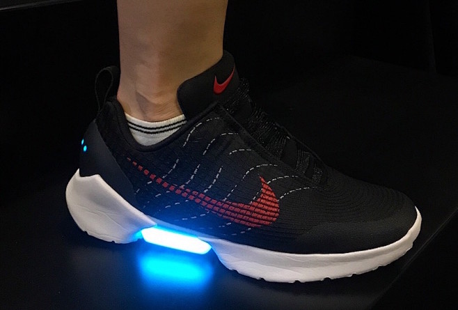 NIKE 首款自动系带鞋 HyperAd...