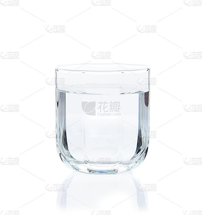 一杯白底的水