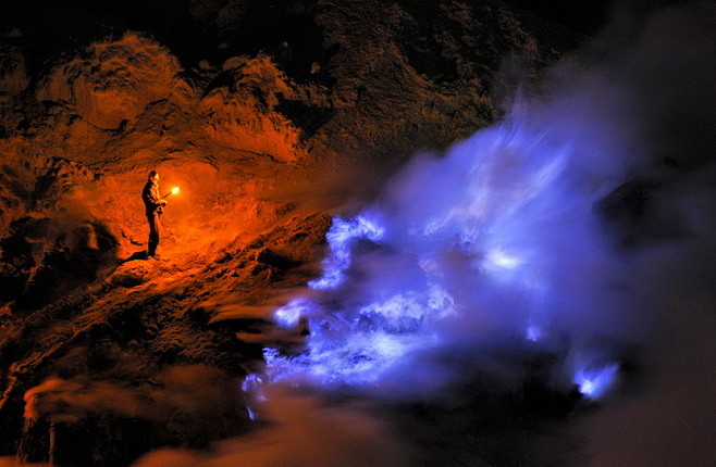 15.印尼火山的蓝色熔硫火焰