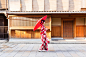 赤い着物を着て魅力的なアジアの女性の肖像画 - kimono ストックフォトと画像