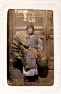 惊呆了！1890年代拍摄的晚清人物肖像，太罕见了！ : 约翰·汤姆森（John Thomson，1837年6月14日－1921年9月29日），为19世纪最重要的摄影师之一，出生于英国爱丁堡，在当地大学就读化学专业。几十年后，被人们称为卓越的“街头摄影家”。他同时具有地志学家、旅游探险家