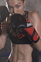 Gigi Hadid成为运动品牌Reebok 的最新代言人，并在广告大片中展示了自己擅长的拳击，提倡女生“接受自己的不完美”以及“成为更好的自己”。从初出道就背负“身材不够完美”的压力，Gigi也用对健身的热爱证明了自己，越来越瘦也越来越美啦