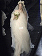 审美积累|Jean Paul Gaultier帅气新娘 : Jean Paul Gaultier spring 2008 这场秀的婚纱部分，人手一根烟，优雅又不羁。
