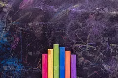 粉笔在黑色背景上的各种颜色。