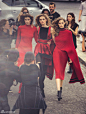 西班牙版《Vogue》9月大片，超模 Sanne Vloet, Larissa Hofmann, Melina Gesto 示范三人行最佳街拍Look。