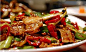 萍乡小炒肉　　典型的萍乡风味菜，鲜辣味美。　　主料：五花肉，瘦肉。　　配料：盐、味精，鸡精，高汤，干辣椒粉，