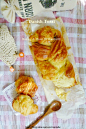 丹麦吐司Danish Toast
【原料】1个（20cmX12cmX12cm） 
裹入黄油一条115g 
面糊 
A、鸡蛋 50g，水 90g， 
B、高粉 180g，低粉 50g，酵母 1/2 tsp，奶粉 15g，糖 25g，盐 1/4tsp 
C、黄油 15g 


【烘焙】 
350℉ 30-35分钟 

步骤： 
1、将A中材料放入面包机，然后面包机一角放入糖、另一边放入盐，中间放入粉类，酵母在粉类中间挖个洞放入（禁止于湿类材料接触）。循环两次dough程序，揉至扩展阶段。 
2、将面包机拔下插