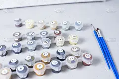 基本设置为绘图的数字为初学者艺术家。色彩丰富的水粉颜料是彩色的阴影，画笔，帆布。爱好居家隔离，抗压力