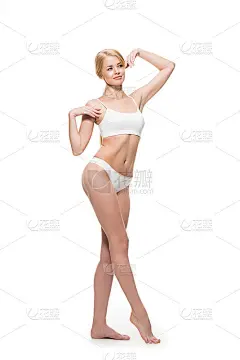 全长美丽苗条的女孩在内衣摆姿势和看远处孤立的白色