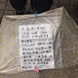 上海白发相亲角：“谁来娶我的女儿” : 在广场上，家长们往往逮谁聊谁，站着攀谈。澎湃新闻记者张小莲黄梅雨下完，三伏就来了。上海38摄氏度高温，烈日炙烤大地，绿树如茵的人民公园也热浪汹涌，人迹稀少许多，唯独相亲角依然人头攒动，热闹如市集。下午