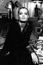 茜茜公主——罗密·施奈德Romy Schneider

罗密·施奈德（1938年9月23日－1982年5月29日），本名露丝玛丽·玛达莉娜·艾伯茨-列蒂，是一位德国和奥地利的演员，因出演《茜茜公主》三部曲而出名。

罗密·施奈德一生事业辉煌，从影29年拍摄电影近60部，其中尤其以《茜茜公主》最为著名。她把纯真美丽、活泼开朗的茜茜公主演得栩栩如生，深获各国观众的喜爱。然而现实中的罗密并不幸福，童年孤独，婚姻多变，中年丧子，多舛的命运终于使她英年早逝。 #影视# #老明星#