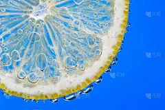柠檬片上的气泡