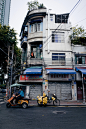 man in black jacket riding on motorcycle near building during daytime photo – Free Human Image on Unsplash