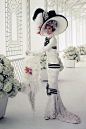 #服装# 奥黛丽·赫本在《窈窕淑女》中超经典的赛马会装，全蕾丝长裙勾勒出身体线条，蹒跚裙的设计使下摆形成鱼尾状，观之宛如一条优雅的美人鱼。黑白相间缎带的装饰简洁而又丰富了全身效果，胸口与膝处斜摆的蝴蝶显得俏皮。当然咯，最心水的是这顶大帽子，太风雅了！ ​​​​