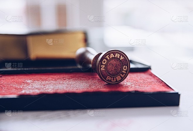 公证人在红砚台上盖公章