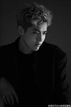 #吴亦凡# 会会独家奉上@Mr_凡先生  @时尚芭莎  侧拍图～妈妈再也不用担心我的壁纸不够用了 @小荔BAZAAR