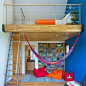 一个中等当代男孩中等色木地板和棕色地板儿童卧室改造的灵感在其他与蓝色墙壁