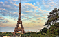 埃菲尔铁塔，矗立在塞纳河南岸法国巴黎的战神广场，它是世界著名建筑、法国文化象征之一、巴黎城市地标之一、巴黎最高建筑物。被法国人爱称为“铁娘子” 。埃菲尔铁塔最初的建立是为了庆祝法国大革命胜利100周年，而后逐渐成为了旅游景点，主要用于游客参观。120多年来埃菲尔铁塔已然经历 了从技术到艺术进而转变为象征符号的这样一个过程 ，如今埃菲尔铁塔作为一种技术和艺术混合的工艺设计建筑，作为一种人文符号出现在世界大众眼前。
