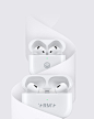 卷曲的纸张环绕着白色 AirPods 4，展示外露的扬声器孔，充电盒呈打开状态，正面镌刻着星星眼的表情符号，同时纸张还环绕着白色 AirPods Pro 2，展示硅胶耳塞和外露的扬声器孔，充电盒呈打开状态，正面镌刻着 JS 和星星图案。