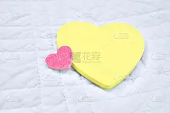 黄色的心形贴纸和一个粉红色的小心形