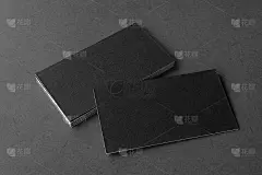 黑色背景的名片。