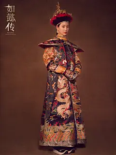 组图：《如懿传》后宫群芳争奇斗艳 周迅张钧甯盛装展皇家威仪 : 《如懿传》近日曝出一组“皇家威仪”版海报，后宫群芳身着盛装美态各不相同。