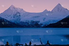 中国西藏，蓝天下雪山冰川湖全景