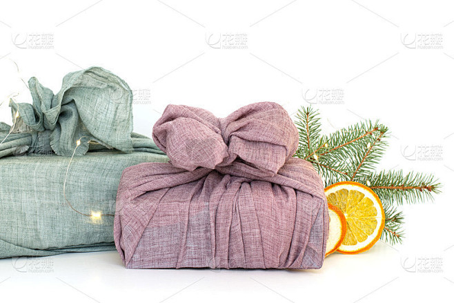 用织物包装圣诞礼物。生态友好的概念。DI...