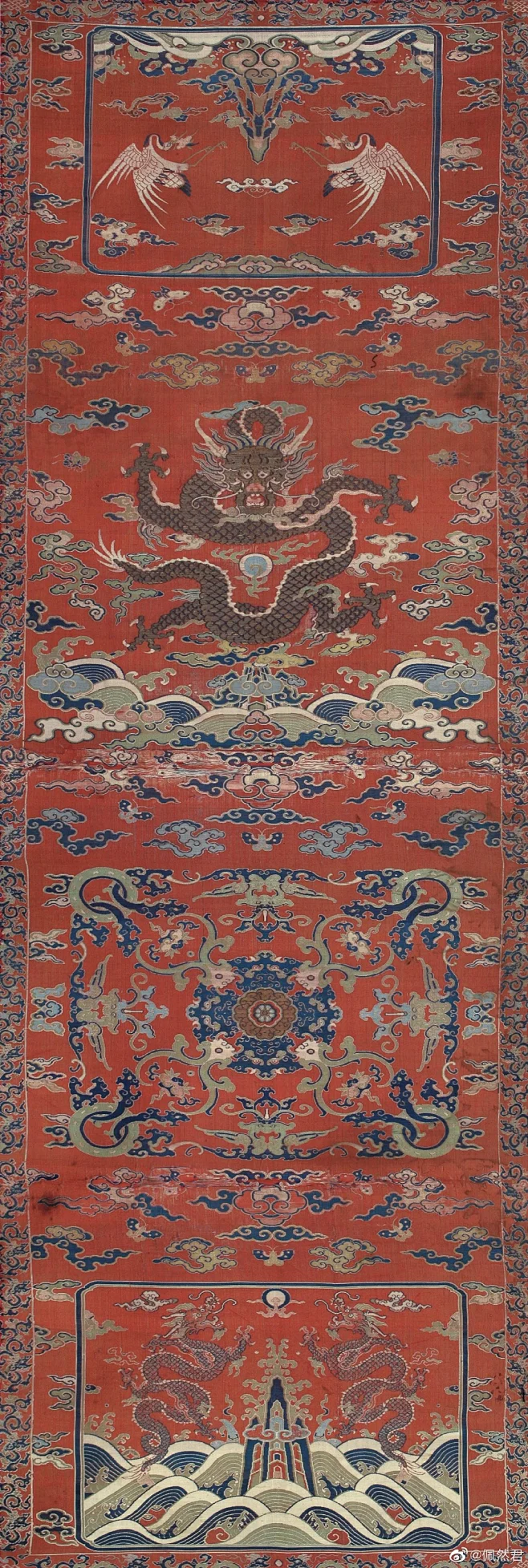 [cp]清乾隆红地宋式锦龙纹椅披，52×167cm。 椅披外框以夔龙纹作为装饰，整体连贯，工艺繁琐。其主体部分大体可分为四段。最下方海水江崖 ...
