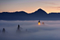 【天堂净土】斯洛文尼亚的小村庄，大雾笼罩，一片朦胧，仿佛天上胜境一般。