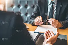 高级经理在一次工作面试中阅读一份简历雇员年轻男子会见申请人和招聘概念