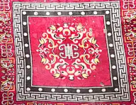 汤加图案婚礼图案在塔帕布抽象背景。塔帕布通常会形成一个方格网格，每个方格都包含有重复图案的几何图案。